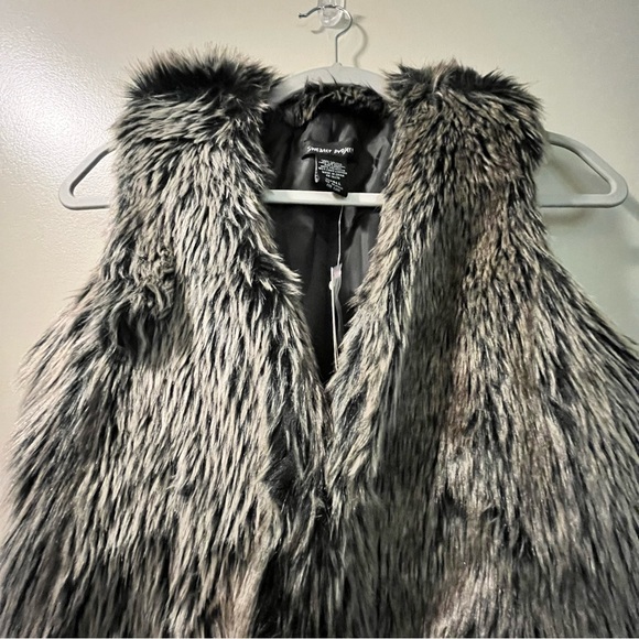 Faux Fur Brownish-Gray Vest with elasticity dark silvery belt. Size small - Picture 7 of 16